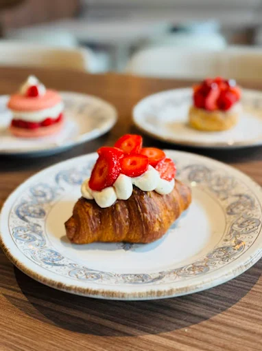 Croissant garni de chantilly et fraises fraîches, fait maison aux Beigneurs